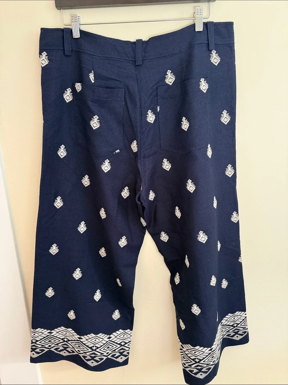 🐝NWT🐝 LINEN Zara Navy Capri Pants with White Embroidered Motifs